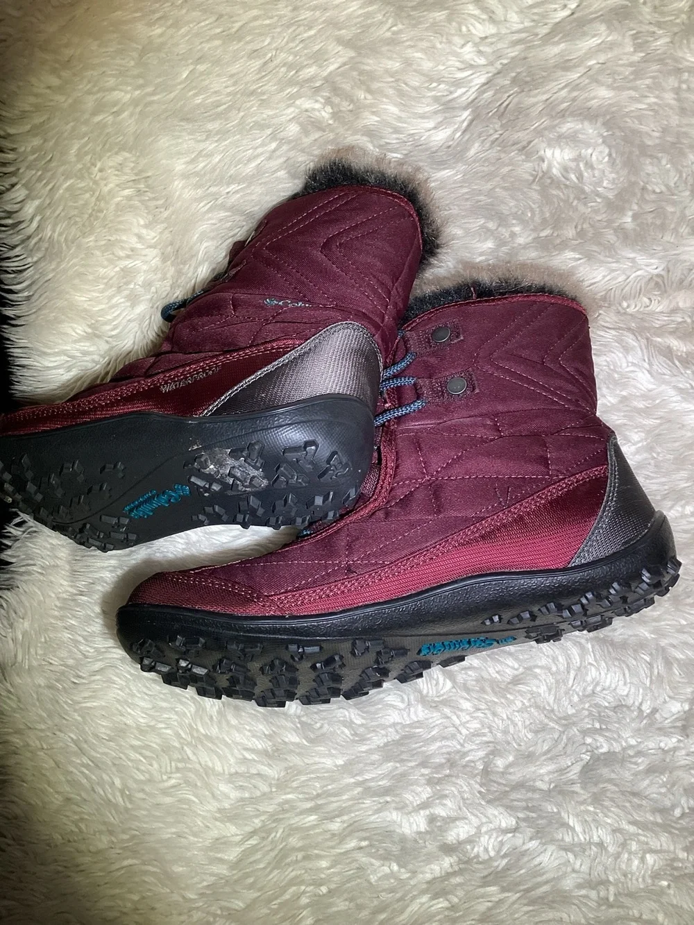 Columbia Women's minx shorty lll Maroon Winter Boots with Teal Laces side 7.5